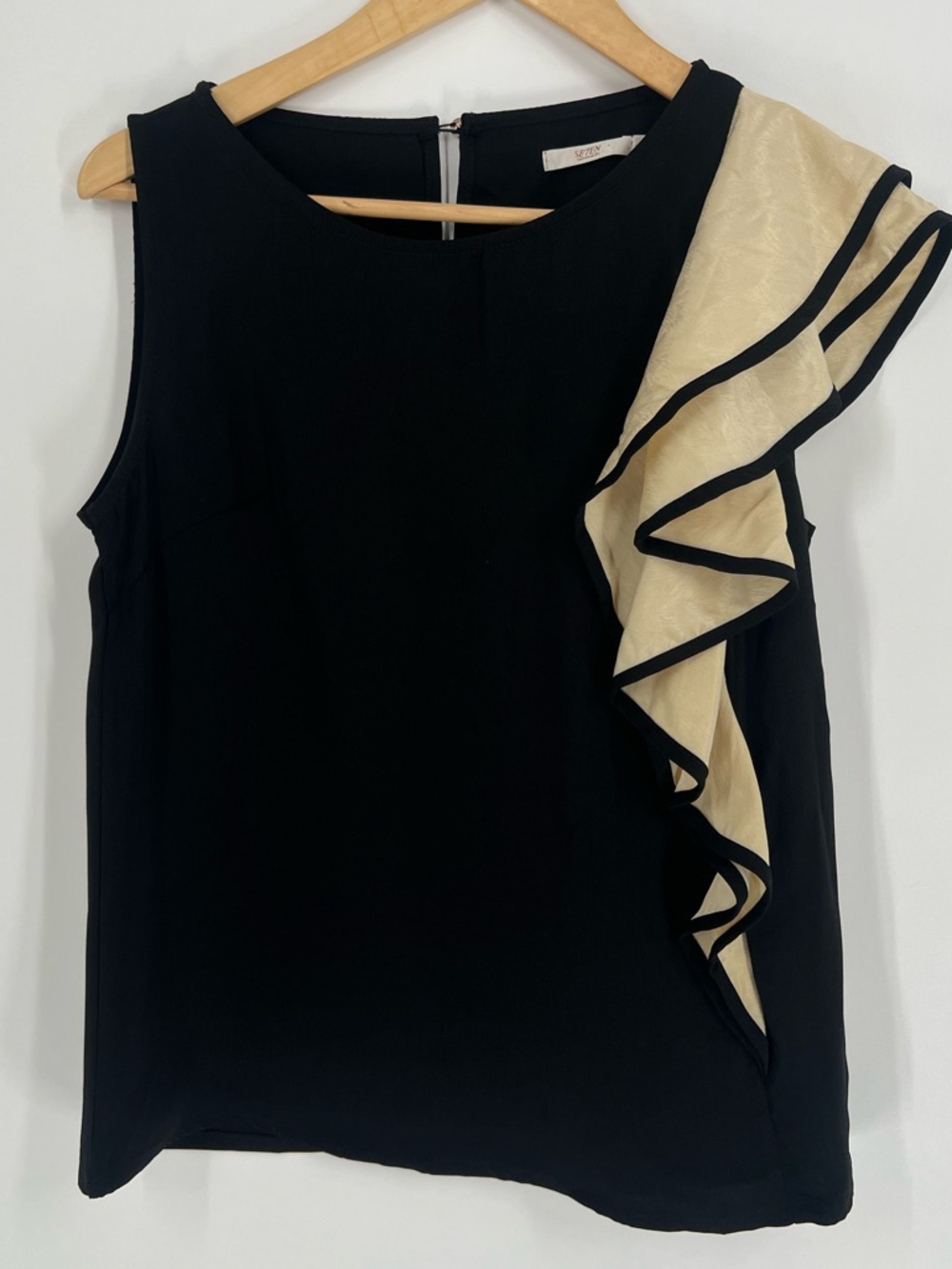 Se7en Women’s Black & Cream Ruffle Shoulder Blouse Size Large